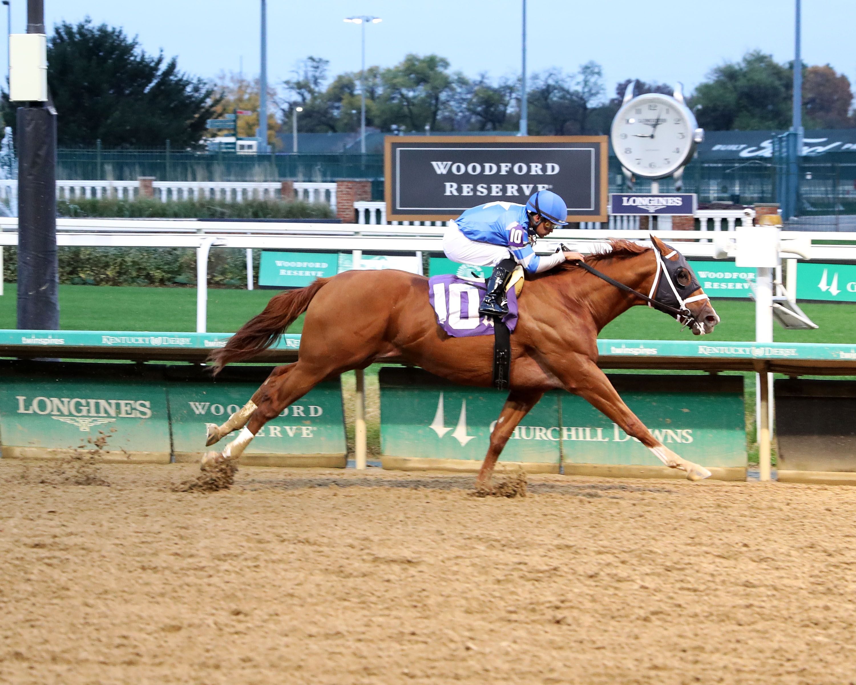 Admiral Dennis wins at Churchill Downs.