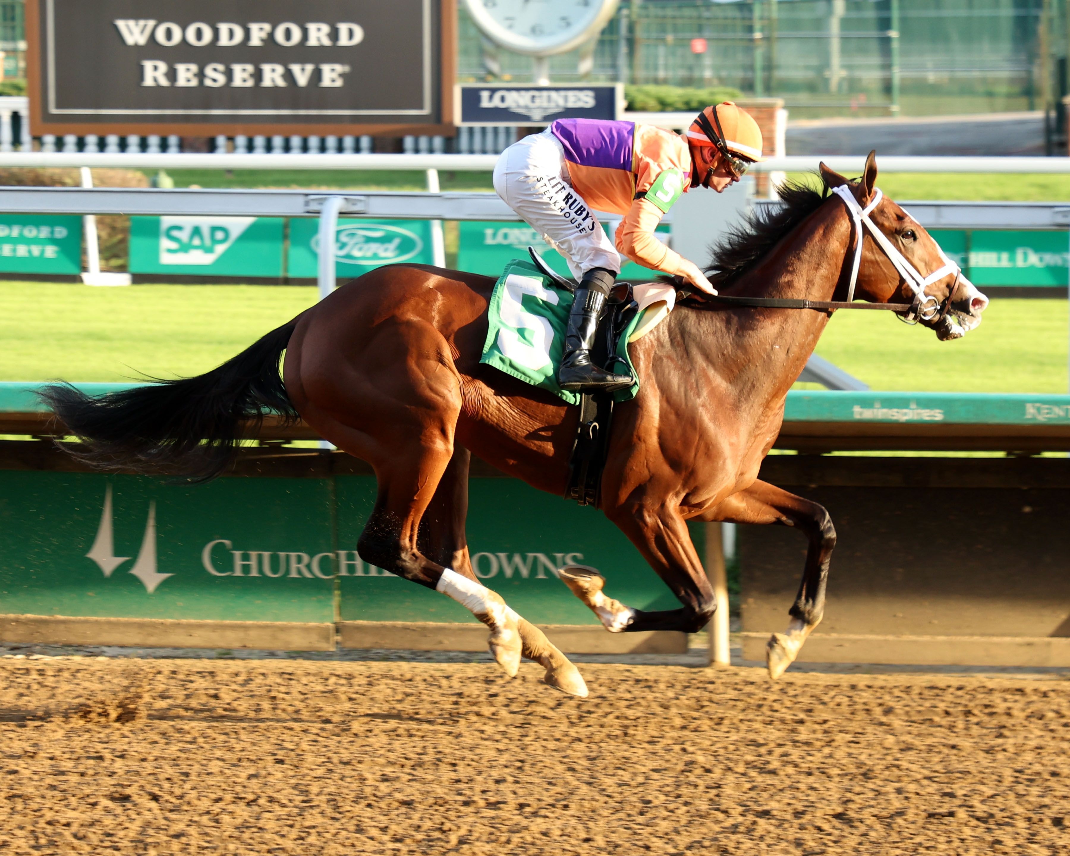 Fools Rush In breaks his maiden at Churchill Downs.