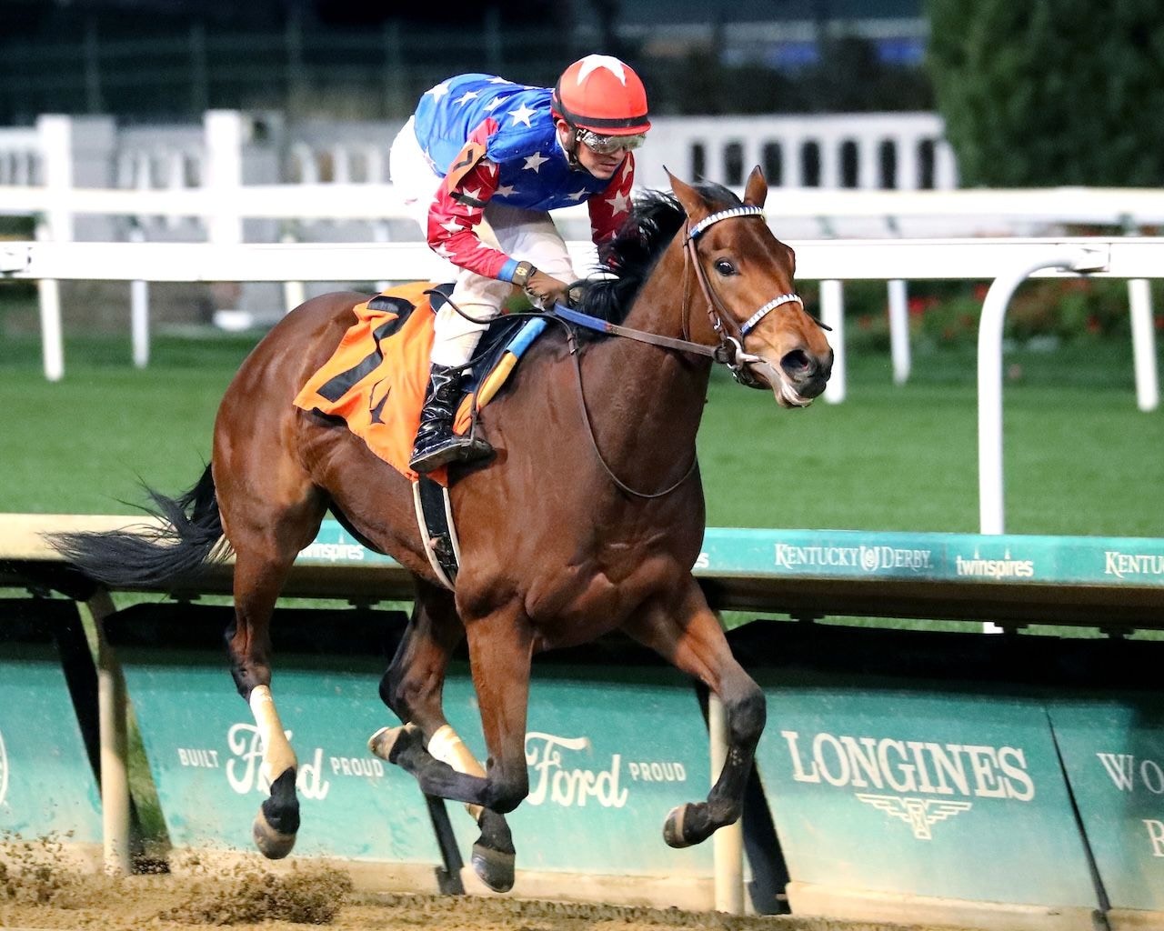Golden Gamble wins at Churchill Downs.