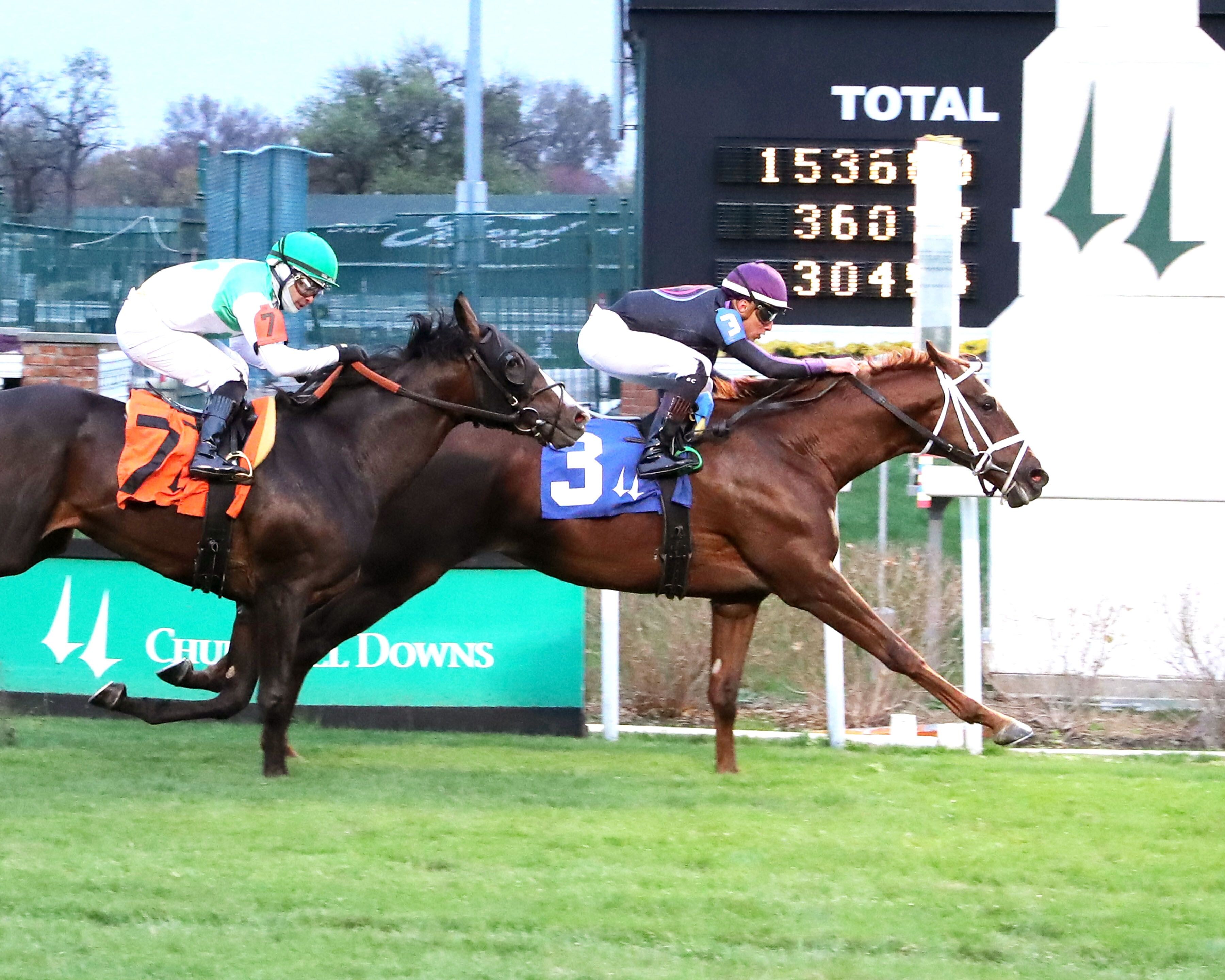 Hard as Life wins at Churchill Downs.