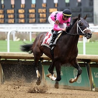 Instant Replay wins at Churchill Downs.