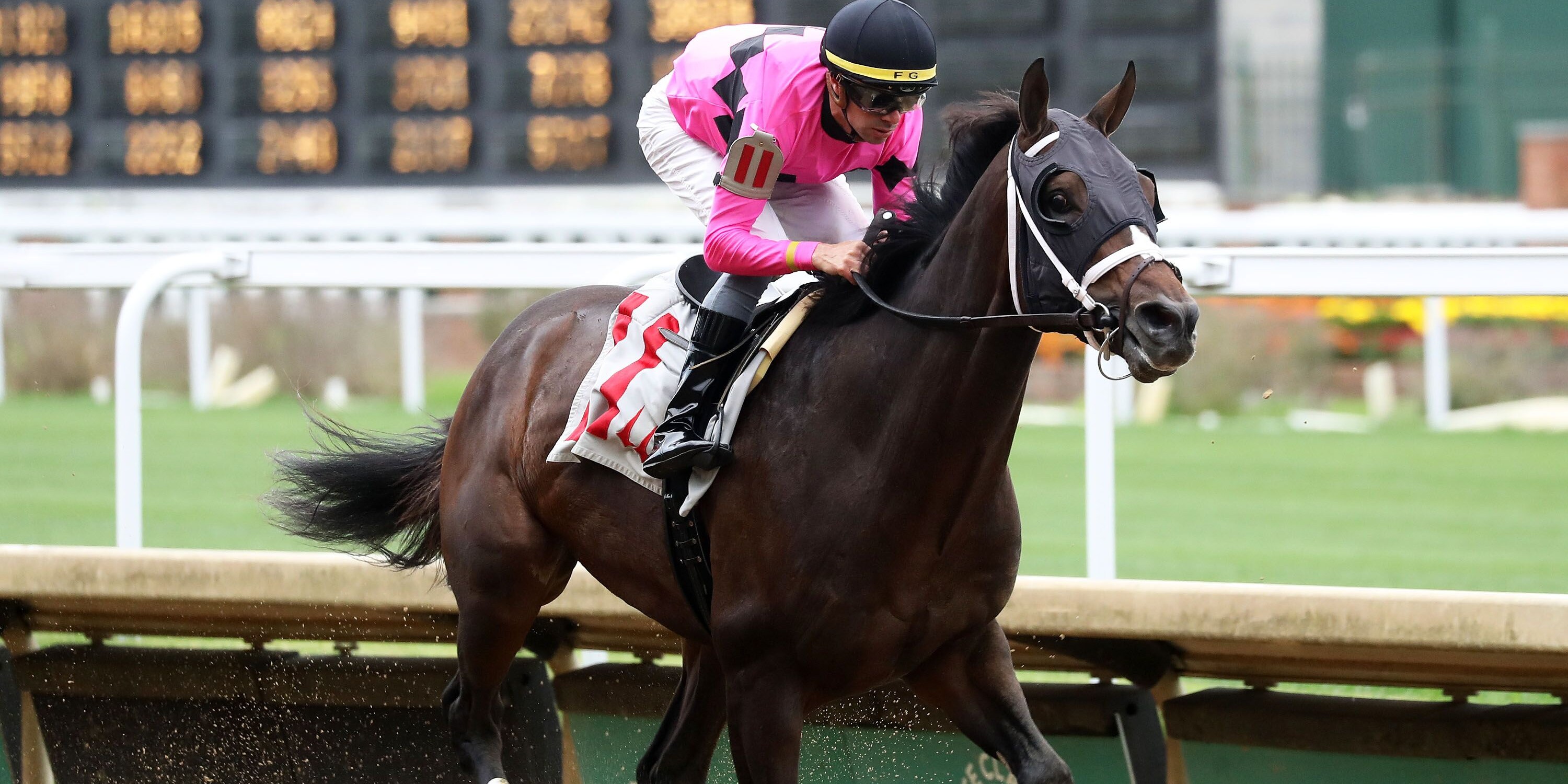 Instant Replay wins at Churchill Downs.