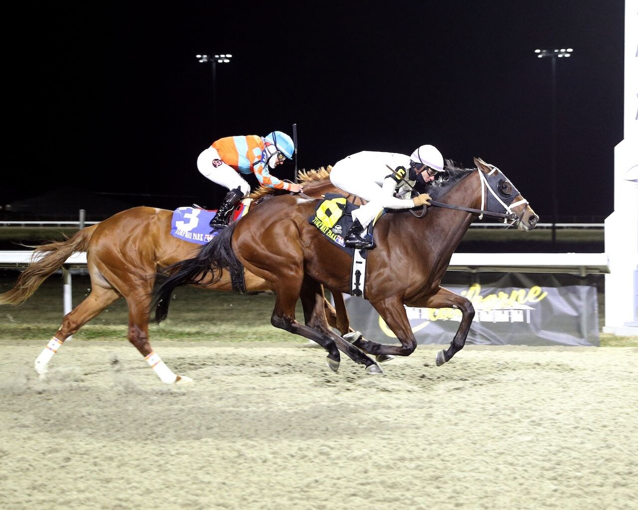Kilo Tango wins at Turfway Park.