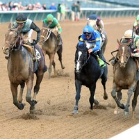 Mesquite wins at Churchil Downs. 