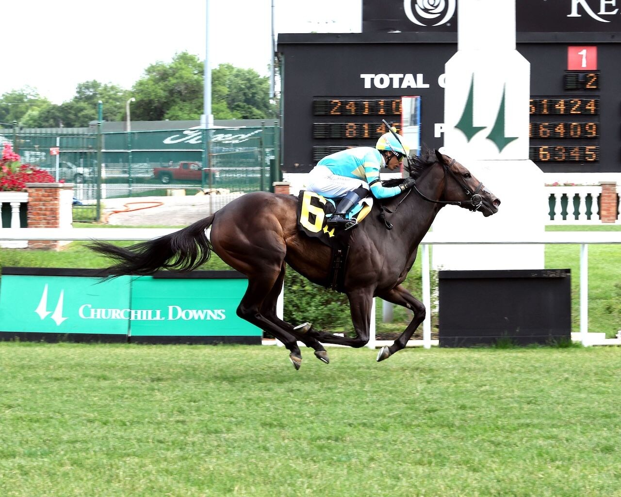 Sapphire Beach wins at Churchill Downs.