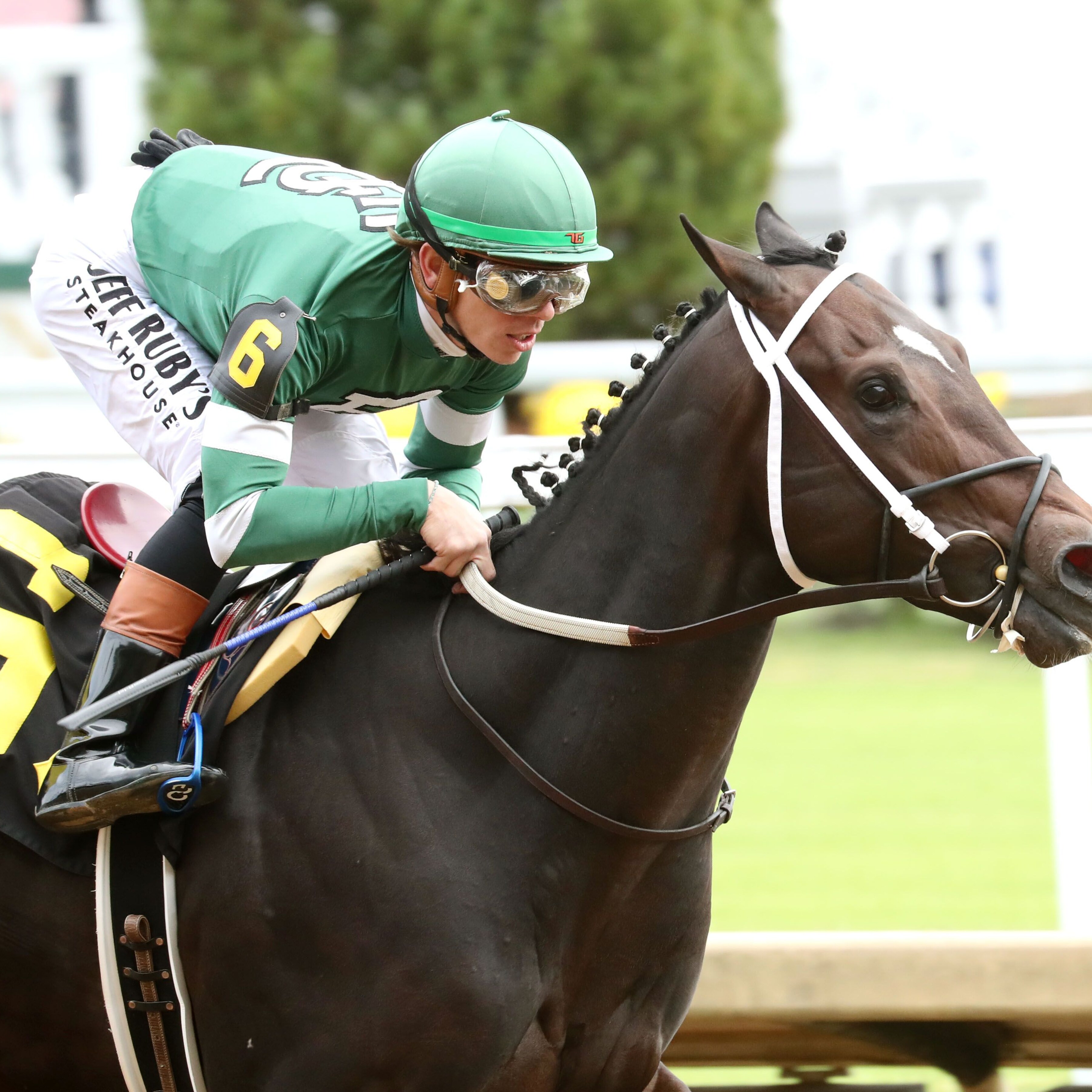 Soldier N Diplomat wins at Churchill Downs.