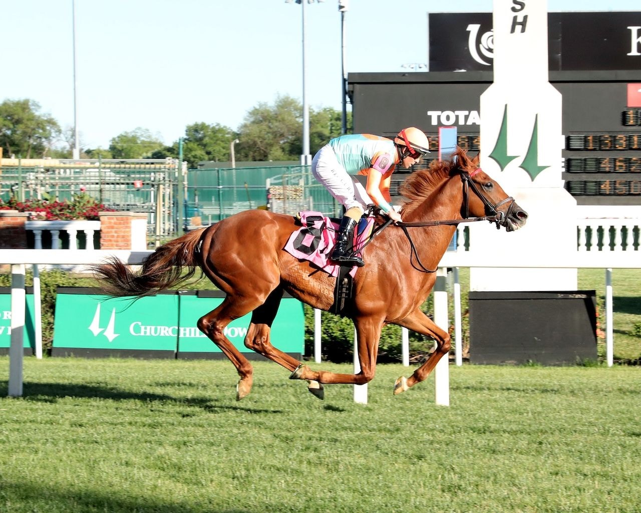 Soleil Volant wins at Churchill Downs.