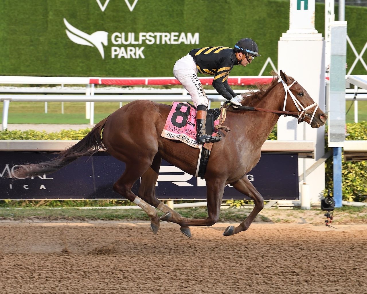 She Be Smooth wins the Davona Dale at Gulfstream Park.