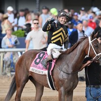 She Be Smooth wins the Davona Dale at Gulfstream Park.