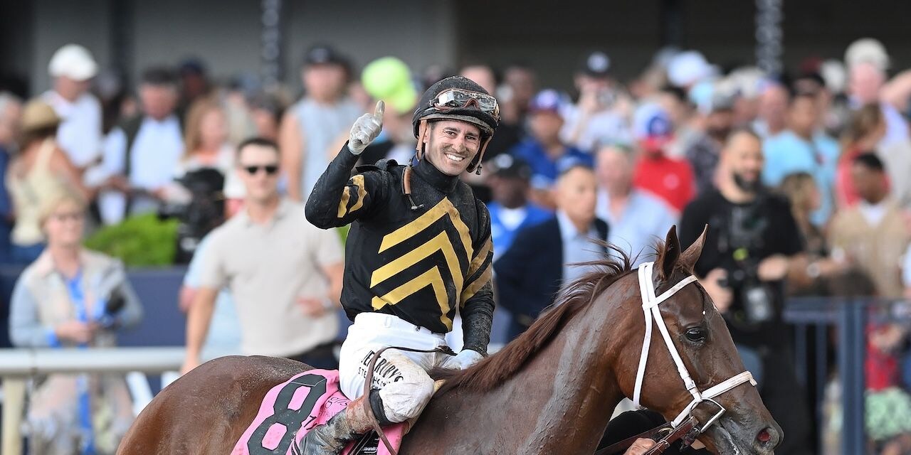 She Be Smooth wins the Davona Dale at Gulfstream Park.