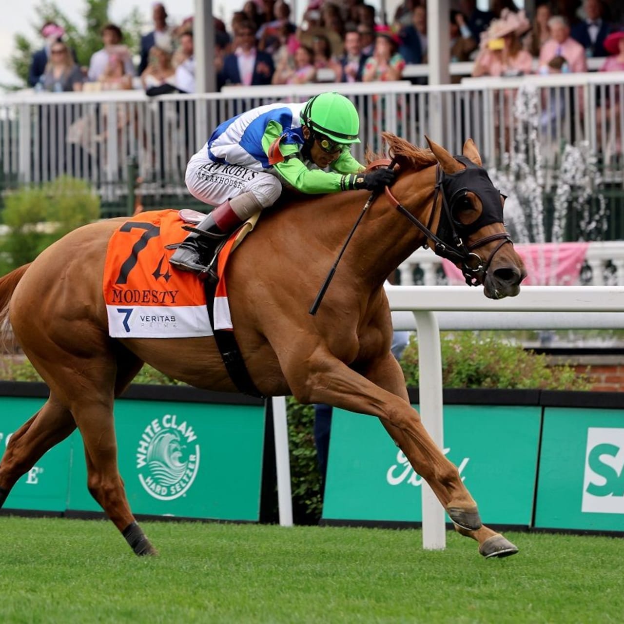 She Feels Pretty winning the Modesty (G3) at Churchill Downs