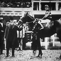 Sir Barton wins the 1919 Kentucky Derby (Courtesy of the Kentucky Derby/Churchill Downs)