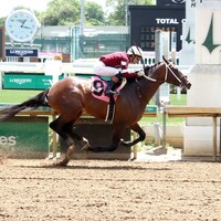 Spice Runner wins at Churchill Downs.