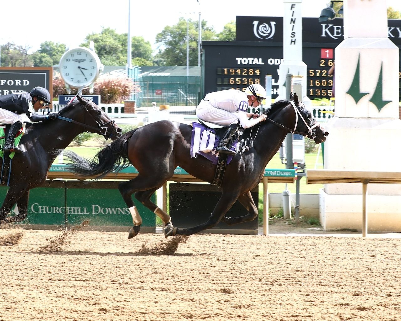Star of Wonder wins at Churchill Downs.