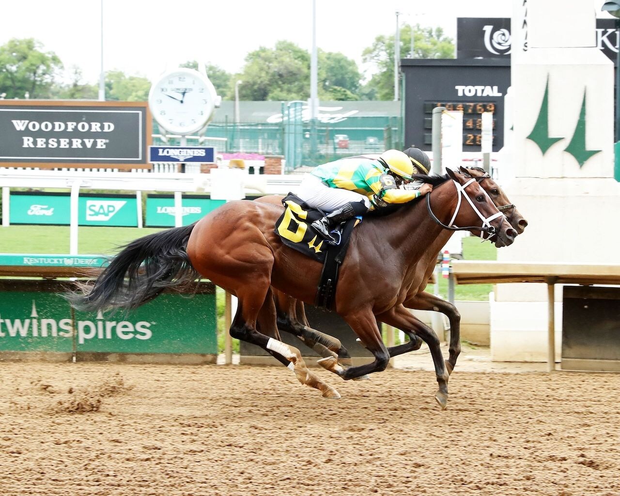 Sweet Seraphine wins at Churchill Downs.