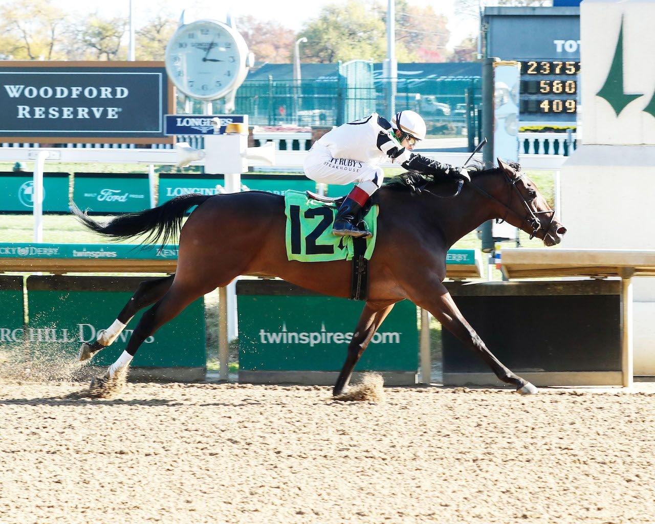 Twirl Around winning at Churchill Downs