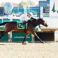 Twirl Around winning at Churchill Downs
