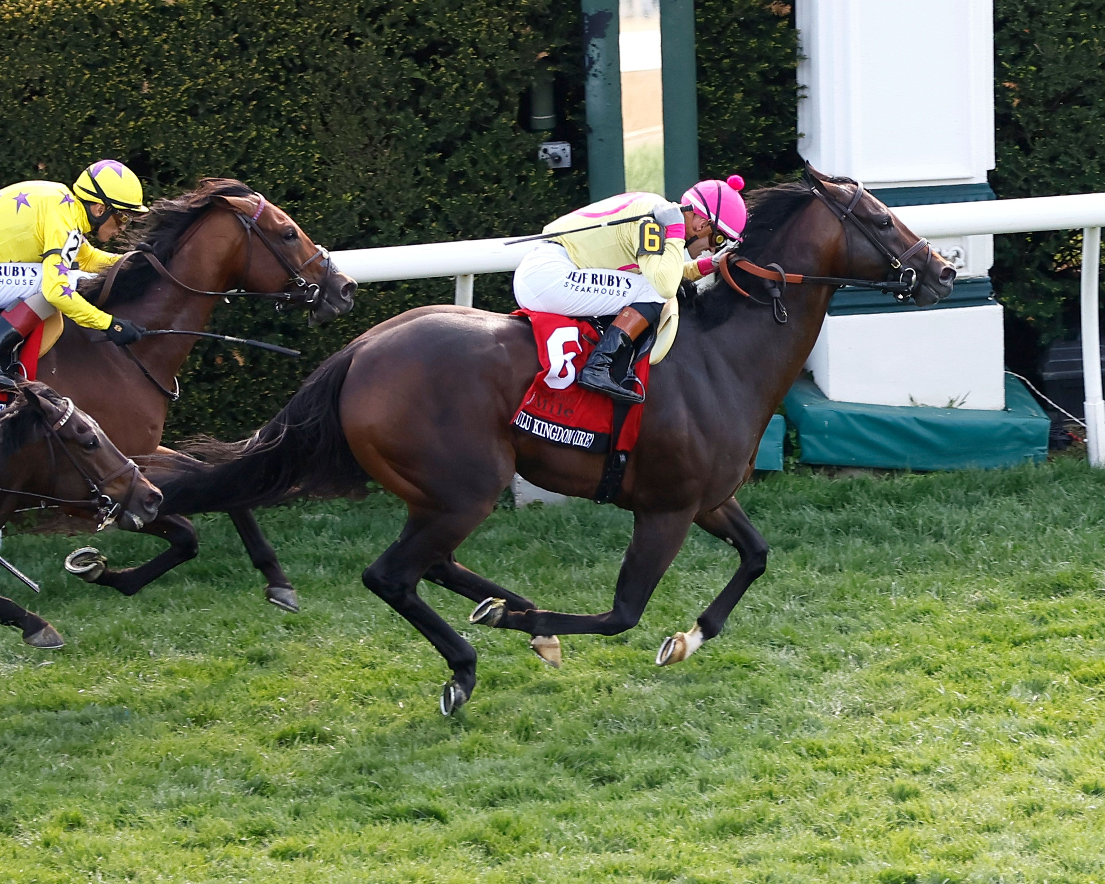 Zulu Kingdom wins the makers Mark Mile at Keeenalnd.