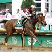 Thorpedo Anna wins the Kentucky Oaks (Photo by Rickelle Nelson/Horsephotos.com)